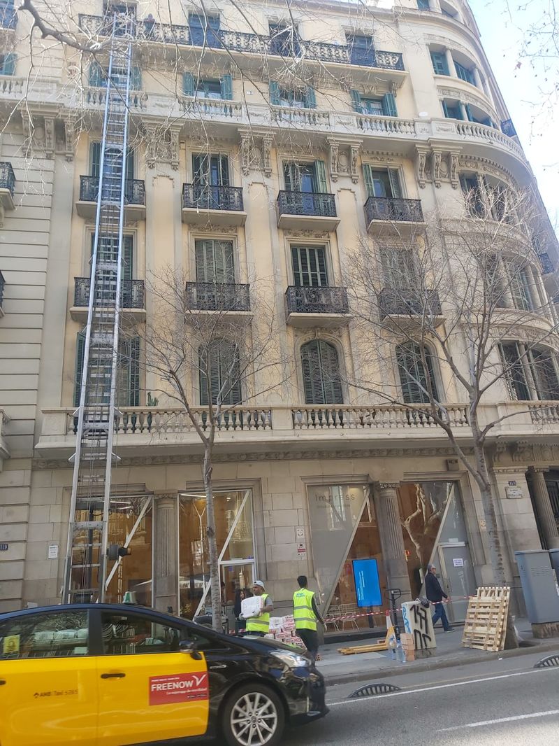 Elevador en esquina de Barcelona