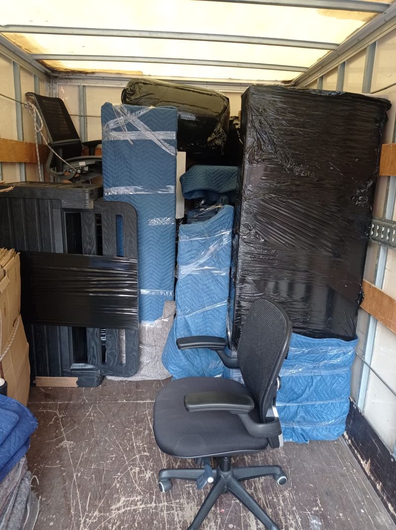 Interior cami&oacute;n organizado