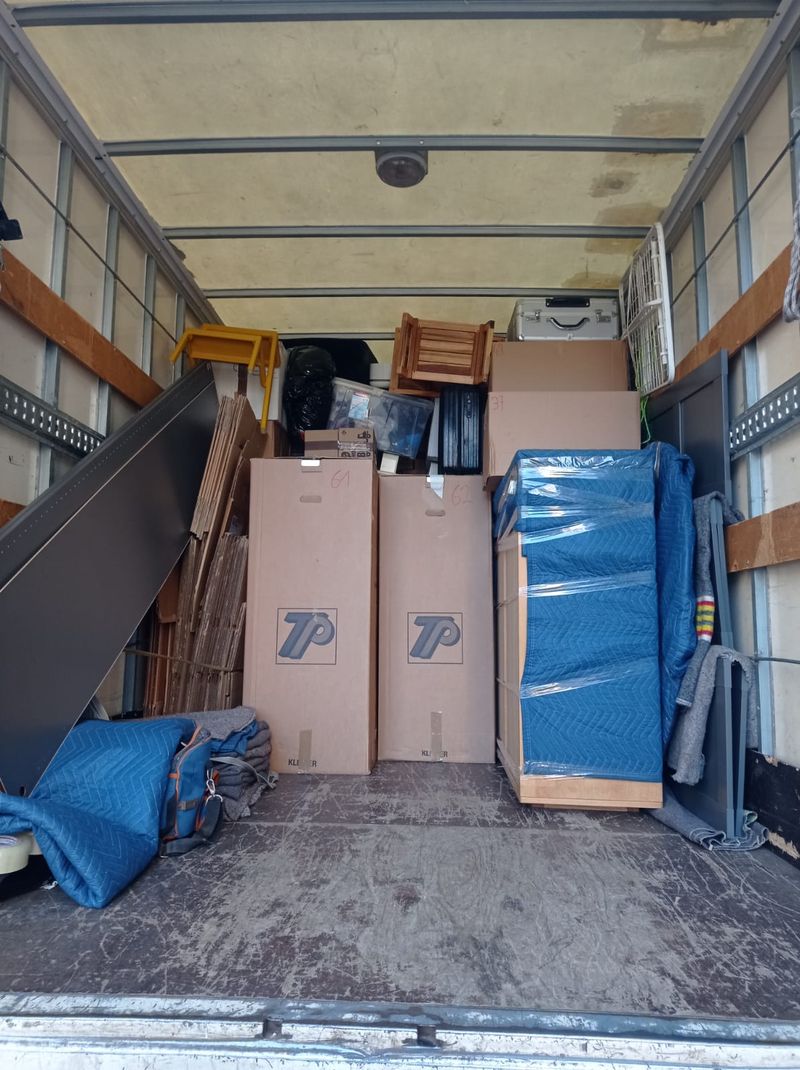 Cajas y colch&oacute;n organizados