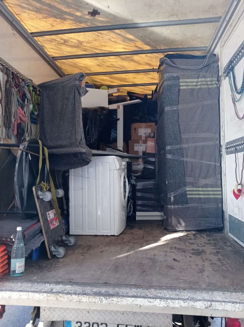 Lavadora y muebles embalados