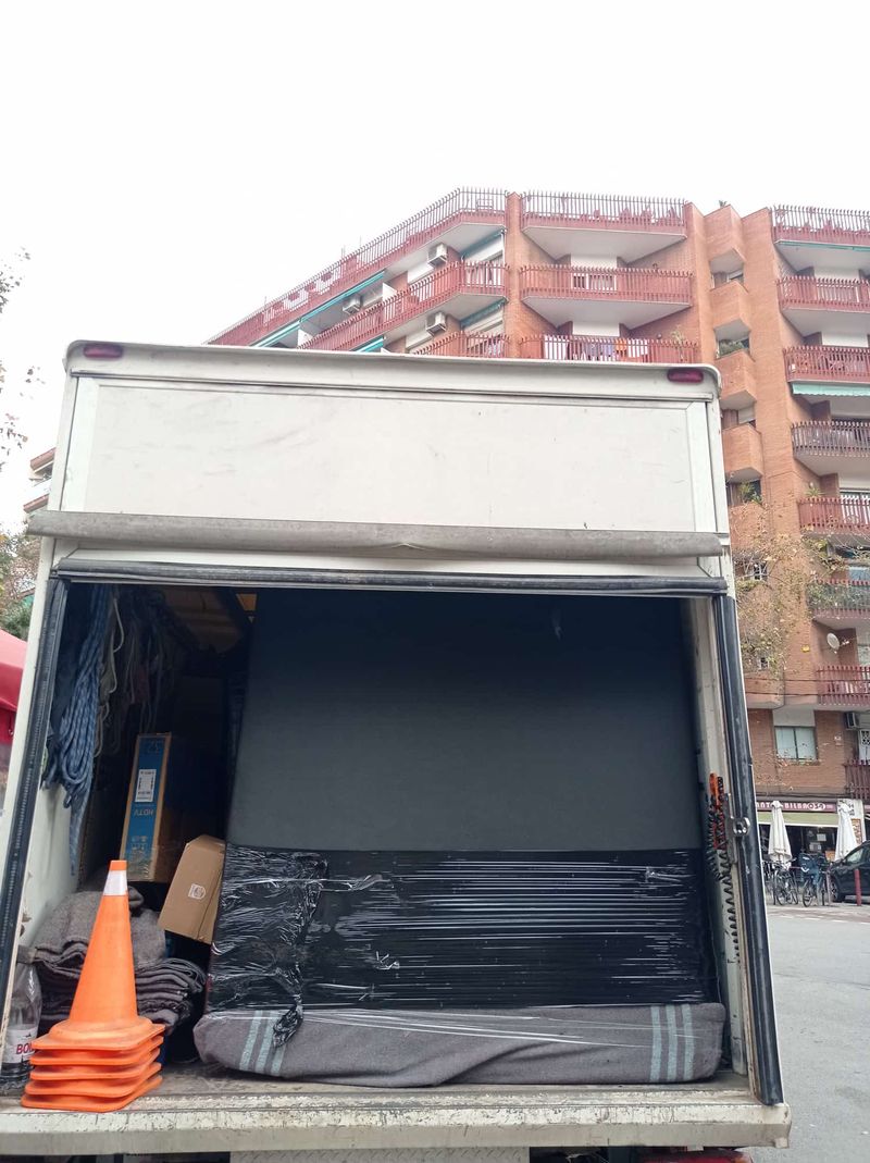 Muebles en pl&aacute;stico negro