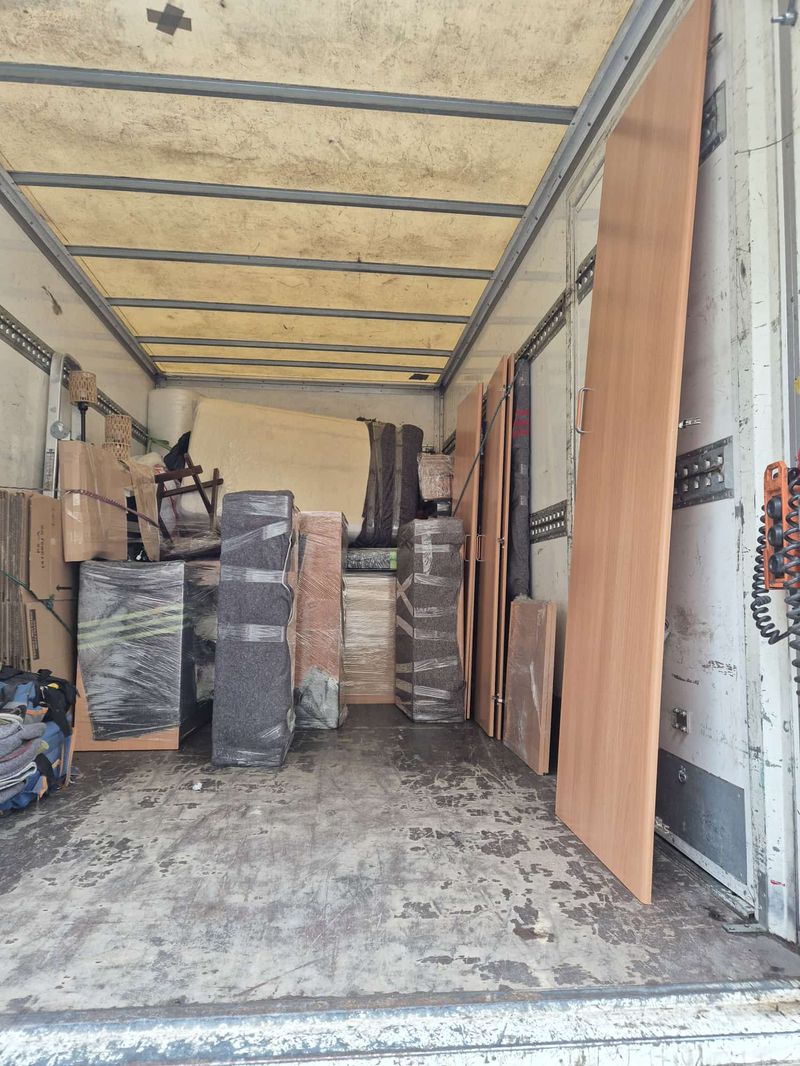 Muebles de madera organizados